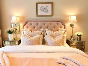 dormitor confortabil și elegant cu decor rafinat